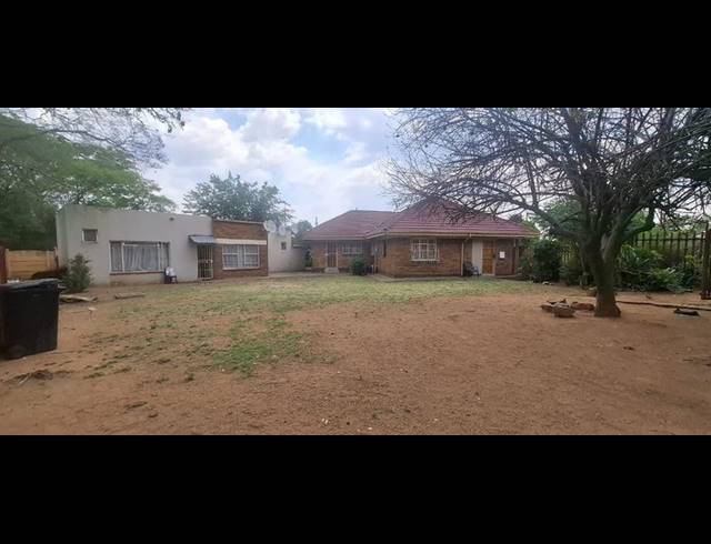 9 BEDROOM HOUSE FOR SALE IN KEMPTON PARK EXT 03